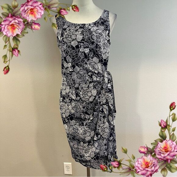 Floral sleeveless Dress with front tie - Picture 1 of 15